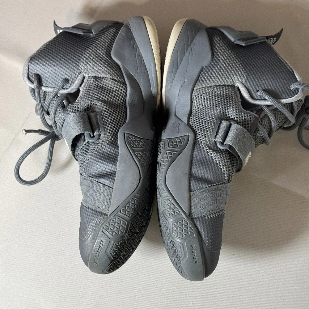 Nike Kids Lebron James Soldier IX Basketball Shoes 776471-003 Youth 4.5 Gray